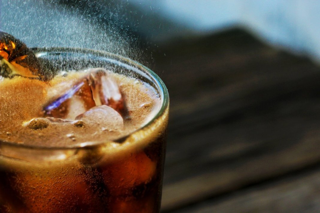 Estudo sugere possível ligação entre bebidas açucaradas e câncer