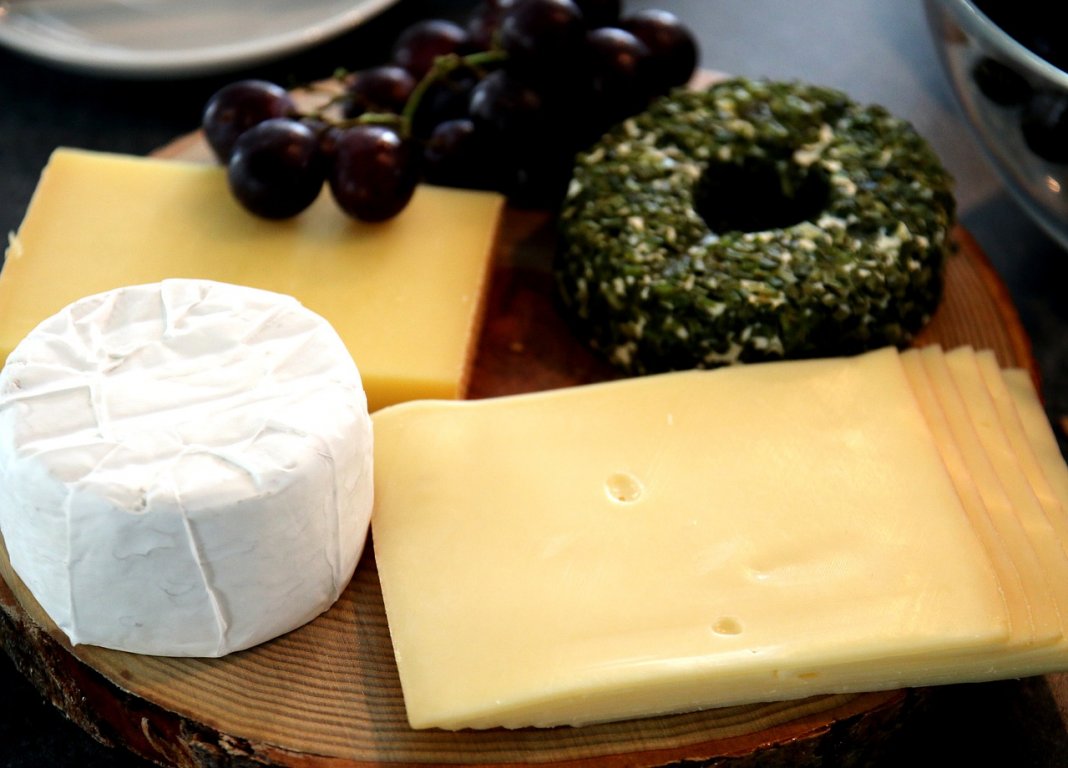 Comer queijo pode ajudar a compensar os danos dos vasos sanguíneos causados pelo sal