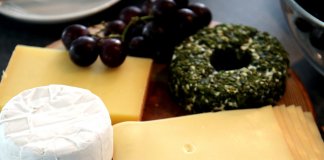 Comer queijo pode ajudar a compensar os danos dos vasos sanguíneos causados pelo sal