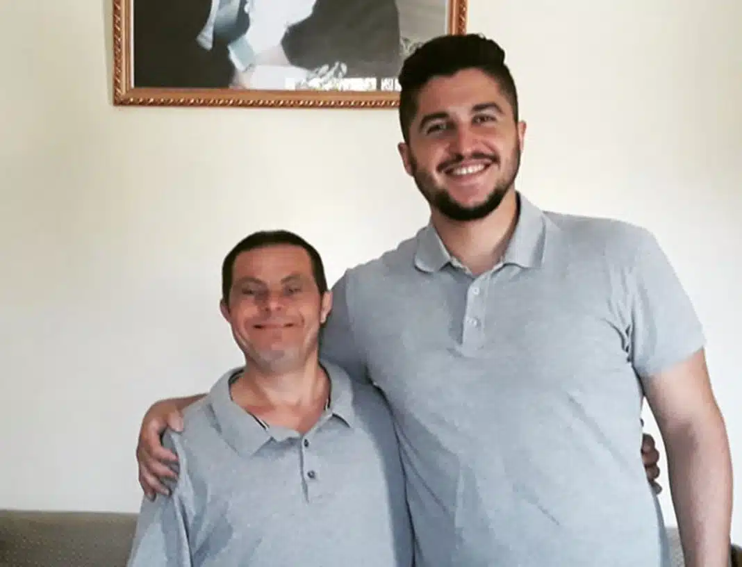Um pai com síndrome de Down que inspira seu filho a ser uma pessoa melhor