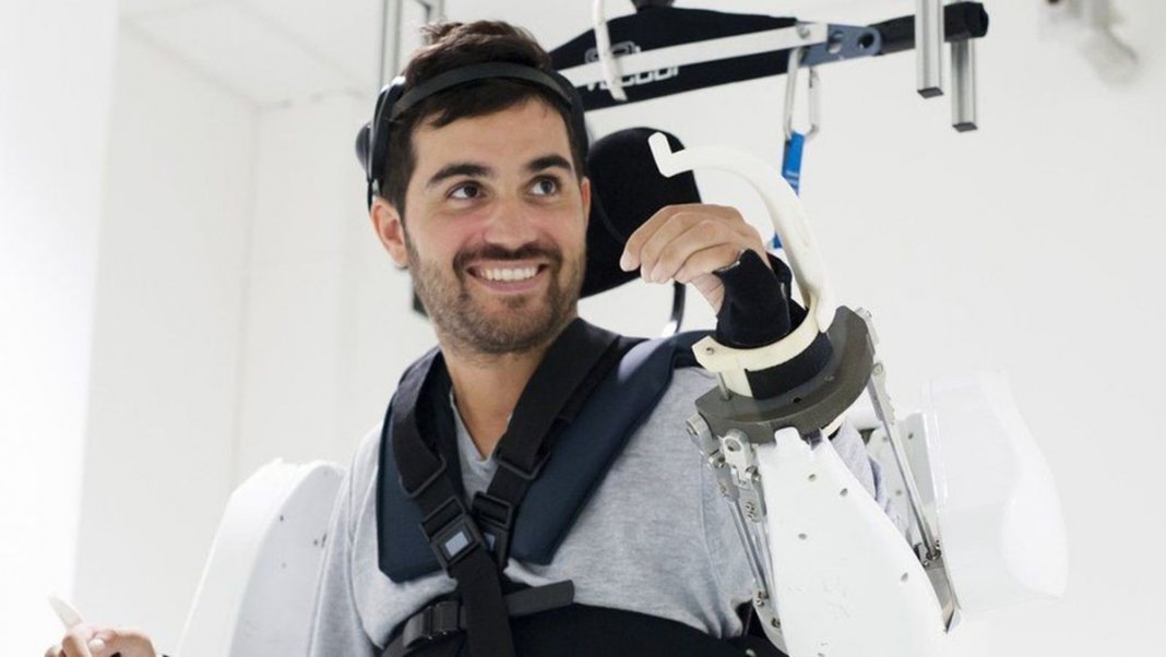 Homem tetraplégico consegue andar usando um equipamento controlado pela sua mente