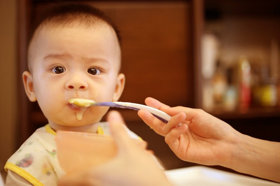 Estudo: 95% dos alimentos para bebês contêm metais pesados