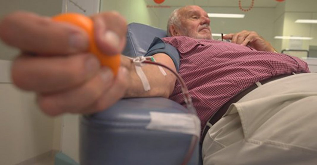 Ele doou sangue todas as semanas por 60 anos e salvou a vida de 2,4 milhões de bebês