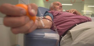 Ele doou sangue todas as semanas por 60 anos e salvou a vida de 2,4 milhões de bebês