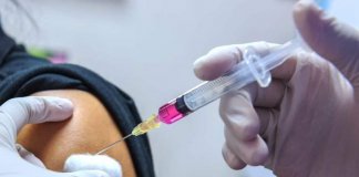 Médico é preso acusado de infectar 900 crianças com HIV após reutilização de seringas