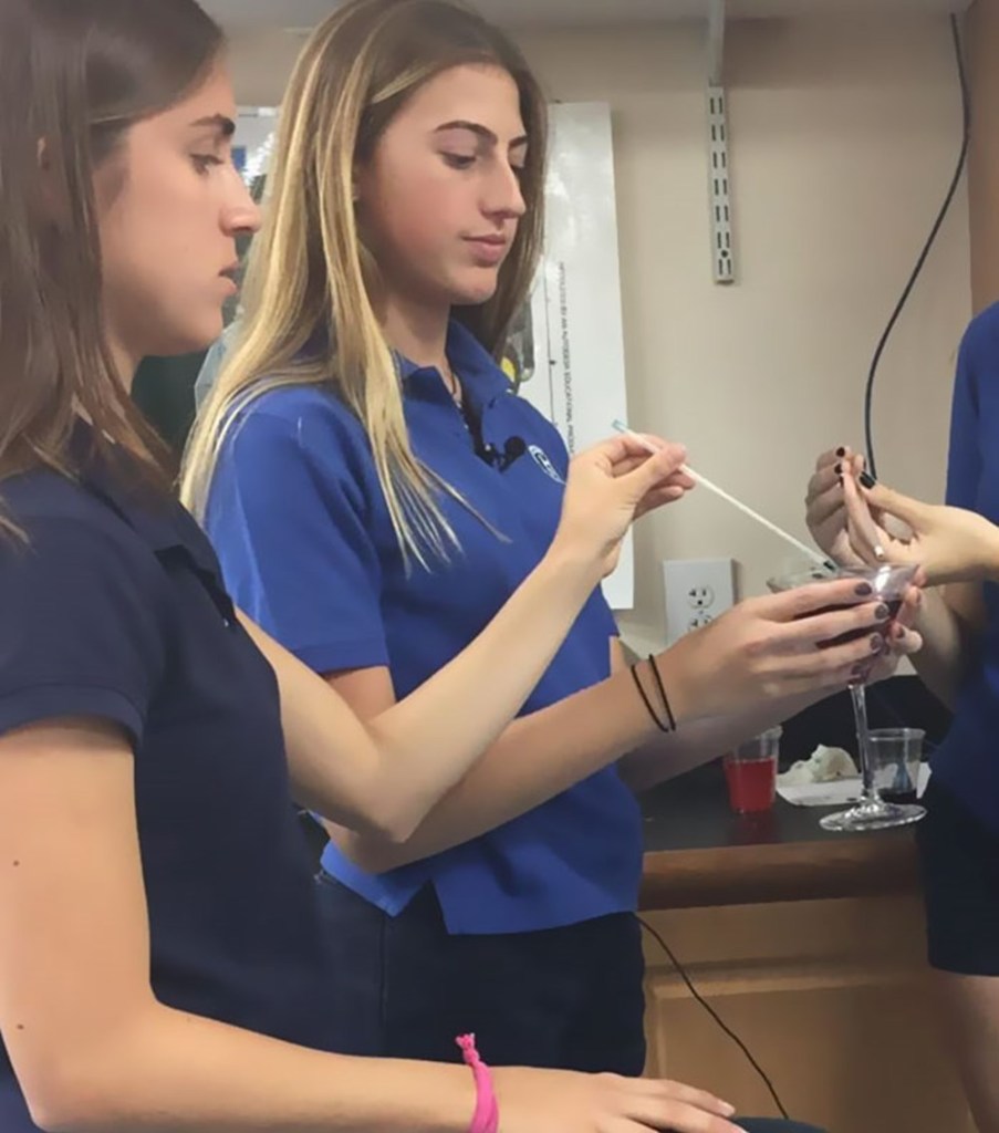 Três jovens inventam canudo para detectar drogas do "Boa noite Cinderela" revistasaberesaude.com - Três jovens inventam canudo para detectar drogas do "Boa noite Cinderela"