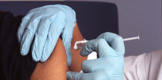 Coronavírus: testes de vacinas humanas no Reino Unido devem começar