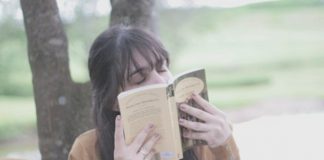 Você também cheira os livros ? O motivo está na … química!