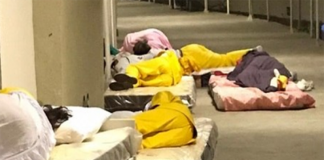 Enfermeiros da linha de frente no combate à Covid-19 dormem no chão em hospital de campanha do RJ