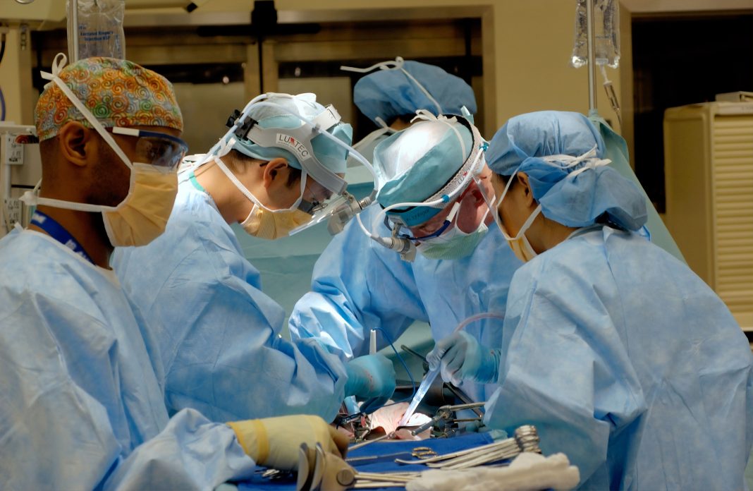 Tratamento médico revolucionário em Israel: um pulmão foi removido do corpo de um paciente com câncer, limpo e devolvido
