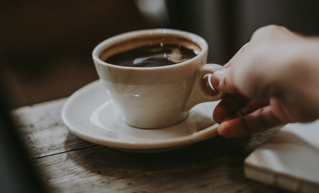 Consumir uma a três xícaras de café por dia pode reduzir o risco de hipertensão