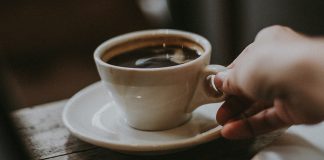 Consumir uma a três xícaras de café por dia pode reduzir o risco de hipertensão