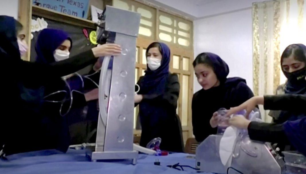 Equipe de robótica de meninas afegãs cria ventilador móvel para tratamento da covid-19