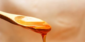 Novo estudo afirma que mel é melhor para tosse e resfriados do que os antibióticos. Aqui está o que você precisa saber
