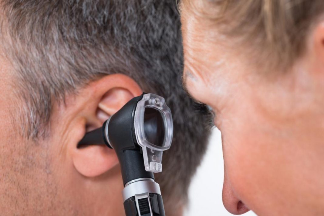 Reino Unido relata primeiro caso de perda auditiva súbita devido à Covid-19