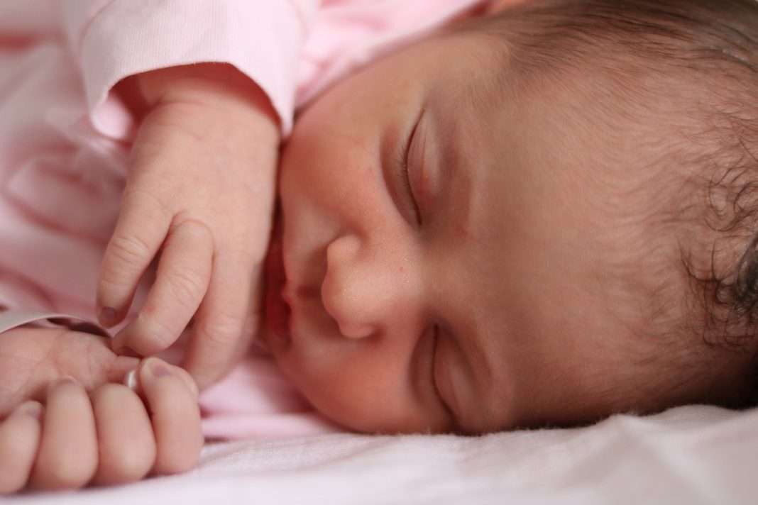 Comer um pouquinho do cocô da mãe pode dar aos bebês de cesariana um “primer” imunológico