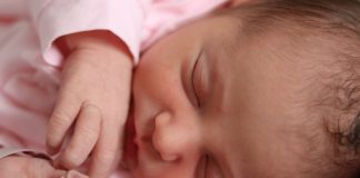Comer um pouquinho do cocô da mãe pode dar aos bebês de cesariana um “primer” imunológico