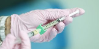 Profissional de saúde sofre reação alérgica severa após receber vacina da Pfizer
