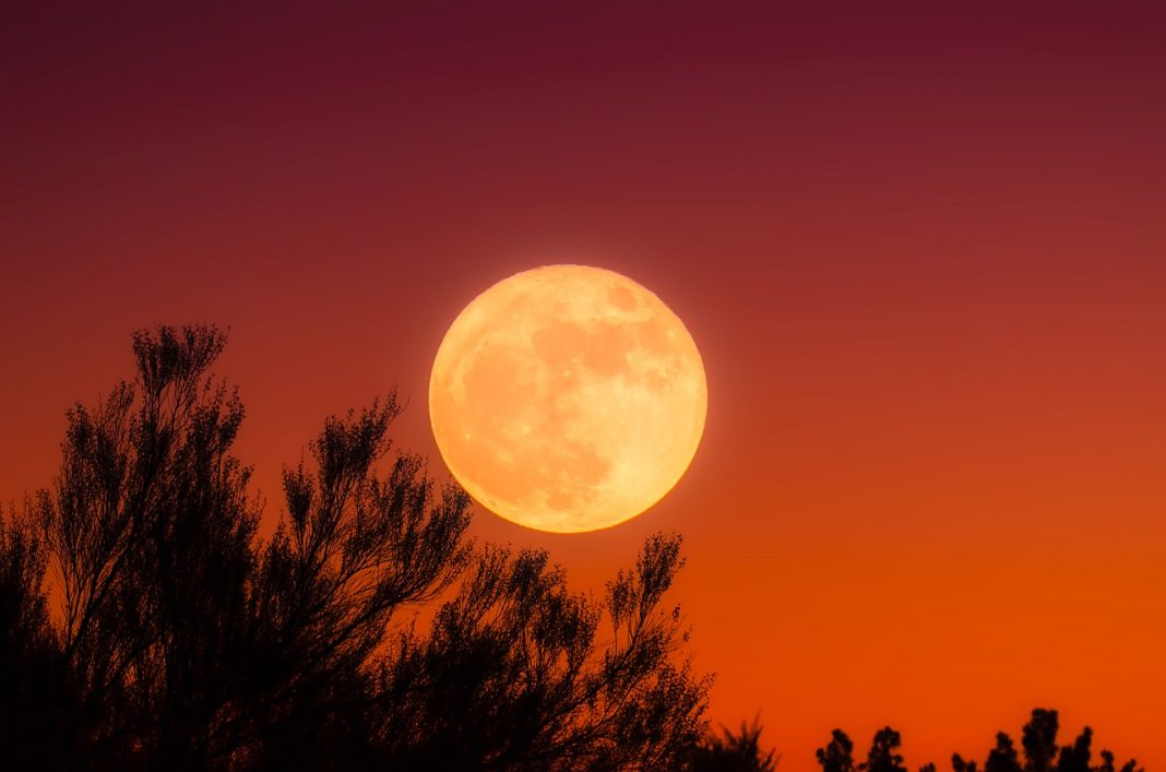 A Lua Cheia muda a forma como as pessoas dormem sem que nós percebamos, afirma o estudo