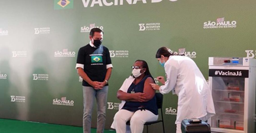 Após aprovação da Anvisa, governo de SP aplica primeira dose da vacina Coronavac