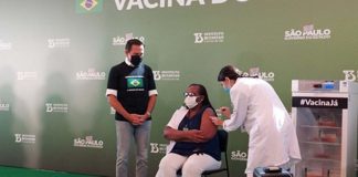 Após aprovação da Anvisa, governo de SP aplica primeira dose da vacina Coronavac