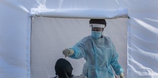 Trabalhadores de saúde africanos desprotegidos morrem enquanto os países ricos compram vacinas COVID-19