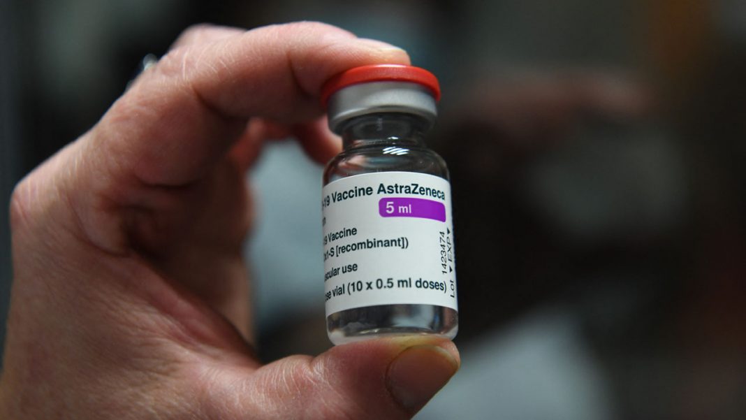 Vários países suspenderam a vacina AstraZeneca, mas nenhum problema de saúde foi confirmado