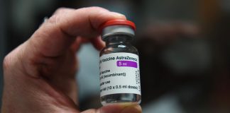 Vários países suspenderam a vacina AstraZeneca, mas nenhum problema de saúde foi confirmado