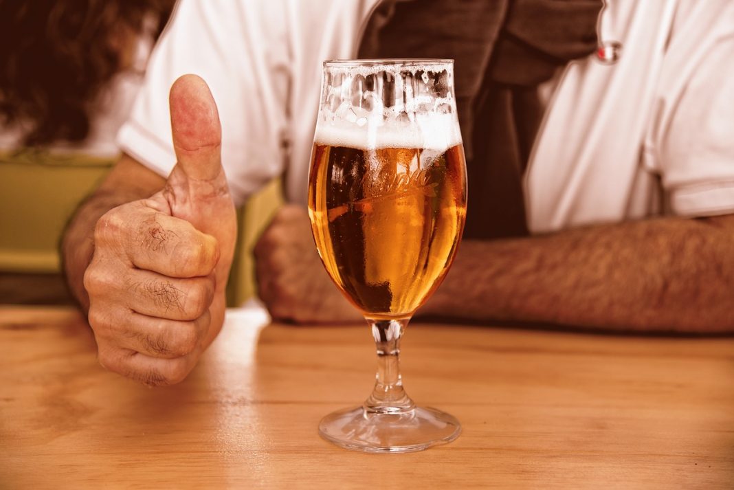 Uso abusivo de álcool pode reduzir imunidade e comprometer eficácia de vacinas, diz médicos