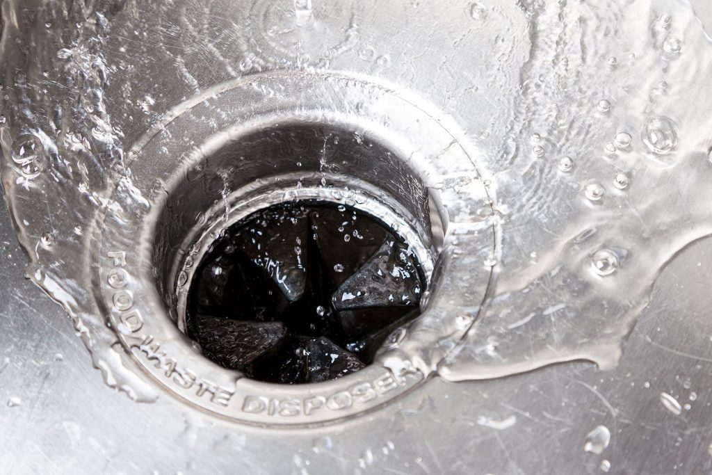 1800ss getty rf drain in sink 1024x683 - Limpeza com água sanitária: erros prejudiciais que você pode estar cometendo