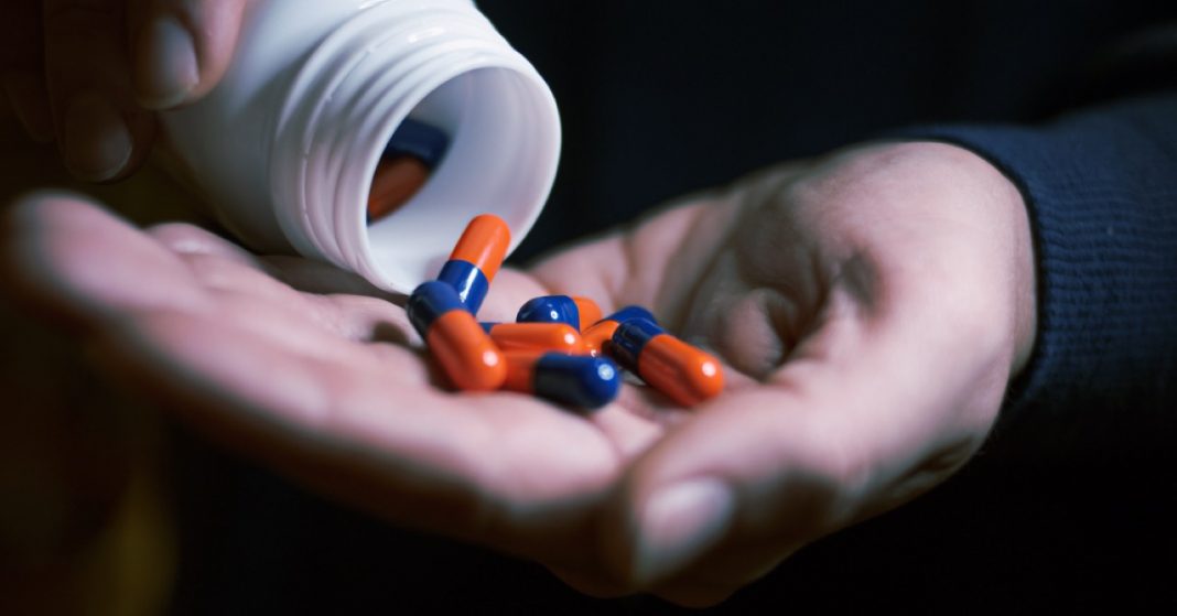 Efeitos colaterais de antibióticos: 8 coisas insanas que eles fazem ao seu corpo