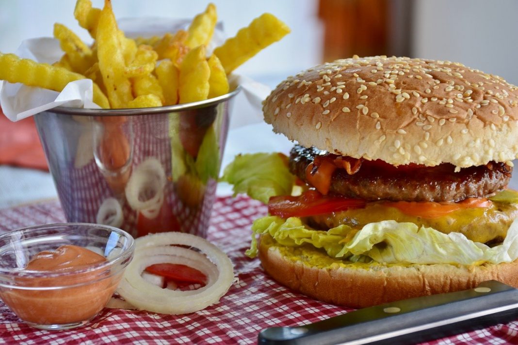 Corpos podem tratar fast food como uma infecção perigosa, mostra estudo