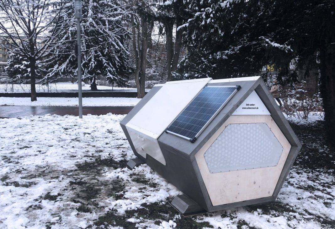Cidade alemã testa cápsulas de dormir movidas a energia solar para proteger moradores de rua no inverno