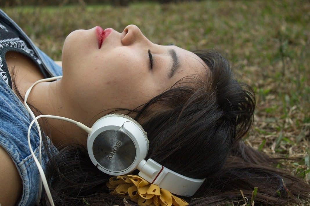 A música é tão poderosa para melhorar a saúde mental quanto o exercício, sugere revisão