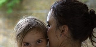 A voz da mãe ocupa um lugar especial no cérebro das crianças. Isso muda para os adolescentes