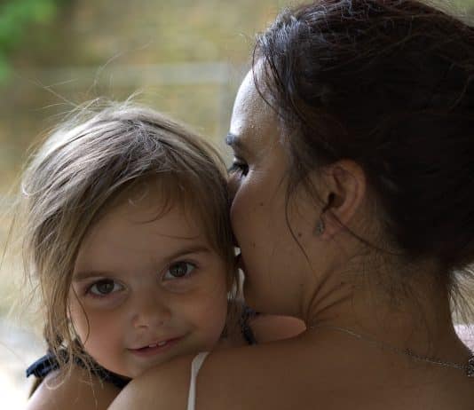 A voz da mãe ocupa um lugar especial no cérebro das crianças. Isso muda para os adolescentes