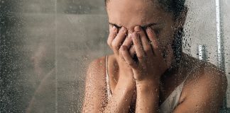 mulher chora banheiro 324x160 - Início