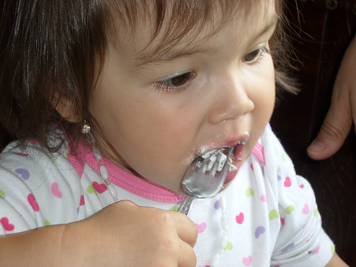 baby child cute food preview - O açúcar afeta o comportamento e a concentração das crianças