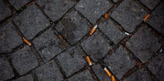 Espanha aprova lei que obriga empresas de tabaco a pagar pela limpeza de bitucas de cigarro