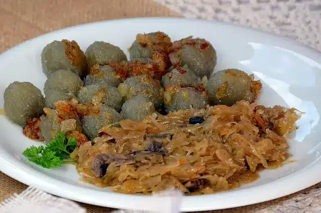Knodel mit Sauerkraut - 13 alimentos fermentados para um intestino saudável e saúde geral