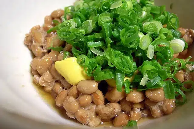 Uma porção de Natto, com cebola galesa e karashi. Alimentos fermentados
