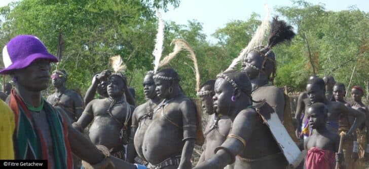 bodi tribe 2 728x333 1 - Homens desta tribo etíope competem para se tornarem os 'mais gordos do ano', considerada a maior conquista