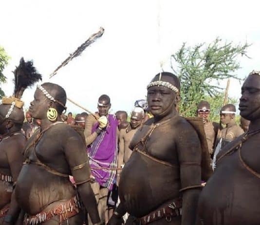 Homens desta tribo etíope competem para se tornarem os ‘mais gordos do ano’, considerada a maior conquista