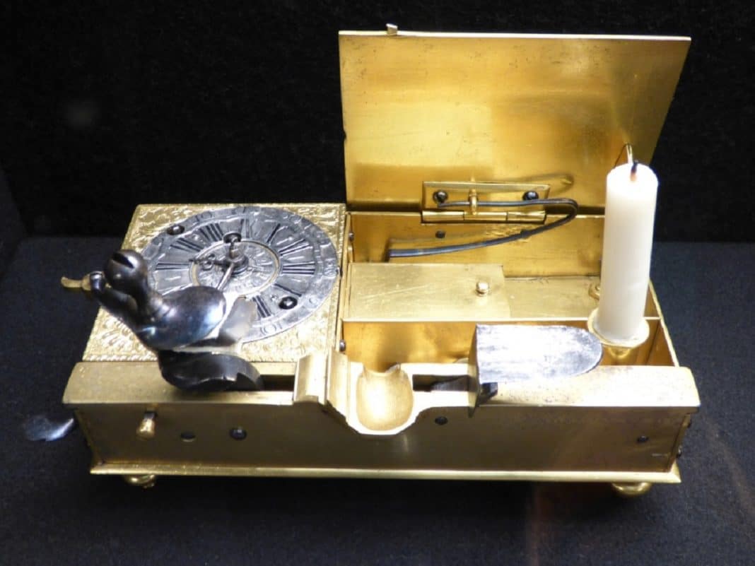 Antes da eletricidade, as pessoas usavam esses relógios de vela para ver as horas e acordar