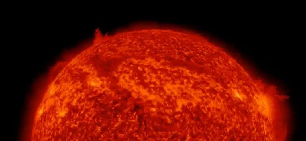 Um aglomerado de material se separou do Sol e formou um vórtice inexplicável no Pólo Norte da estrela