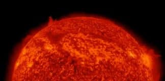 Um aglomerado de material se separou do Sol e formou um vórtice inexplicável no Pólo Norte da estrela