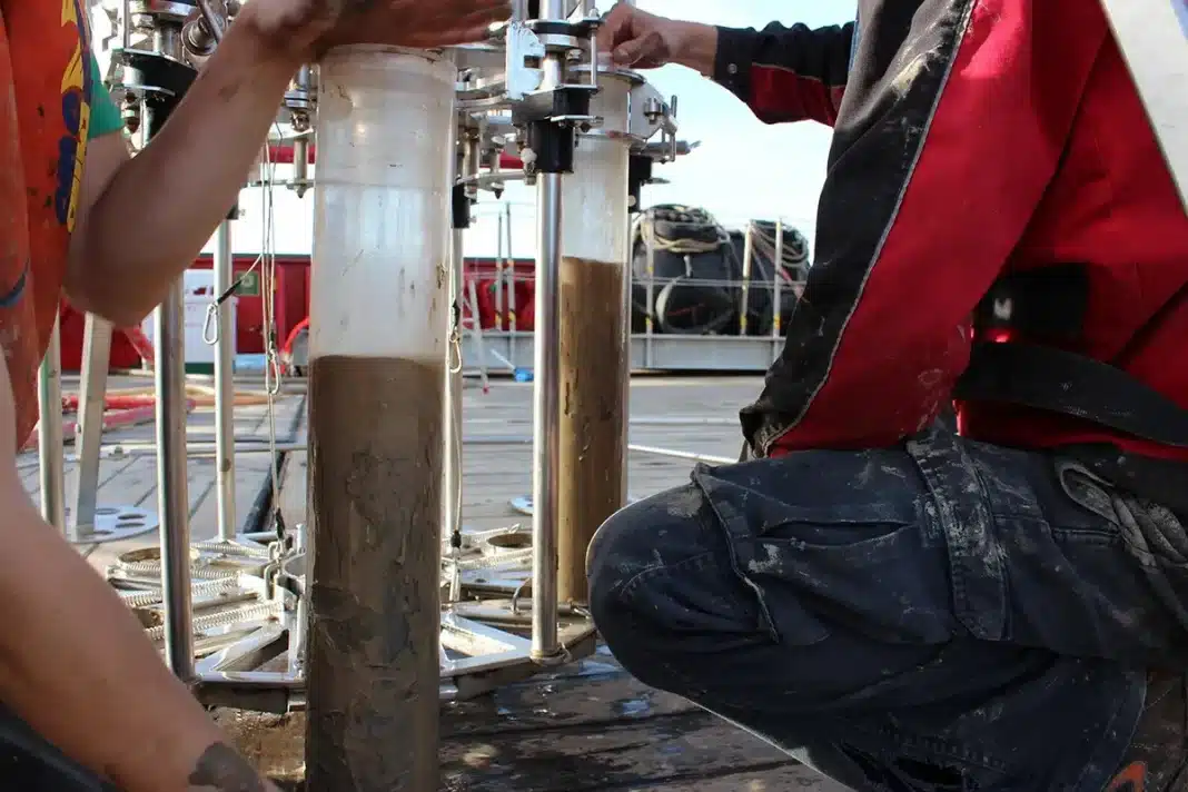 Poluição plástica pode permanecer no fundo do mar praticamente para sempre