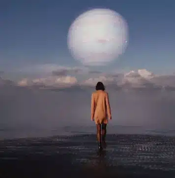 Reflexão, mulher caminhando