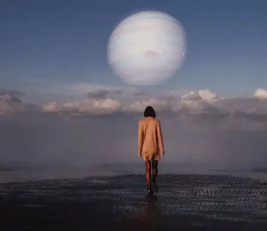 Reflexão, mulher caminhando