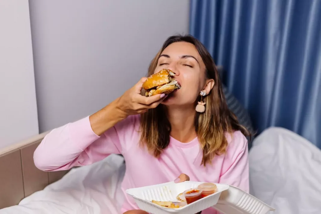 Comer tarde pode alterar a forma como você queima calorias e armazena gordura, revela estudo deprimente